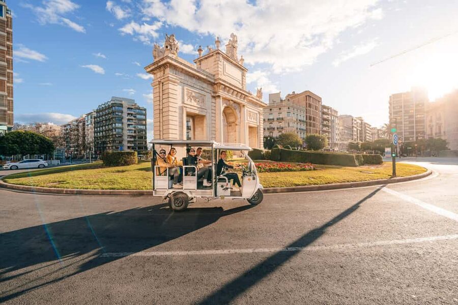 Valencia: 2-hour City Highlights Guided Tour by Tuk Tuk - La Marina, Malvarrosa, Platja de Llevant, and Las Arenas