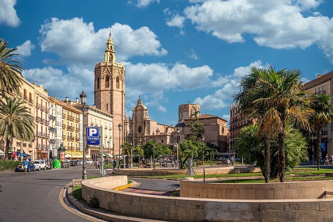 Valencia by Tuk Tuk i: Private tour 1 or 2 hours explore the city - Mestalla and Valencia football