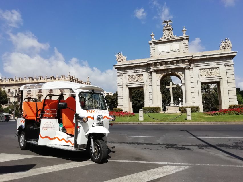 Valencia: Tuk Tuk City Tour - The City of Arts and Sciences as a Contrast