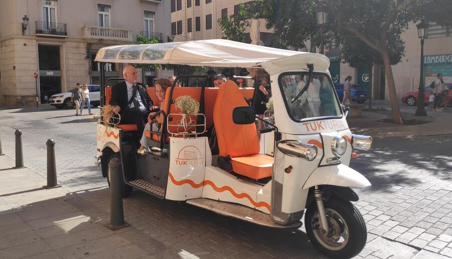 Valencia: Tuk Tuk City Tour - Markets, Marina, and Beach Views