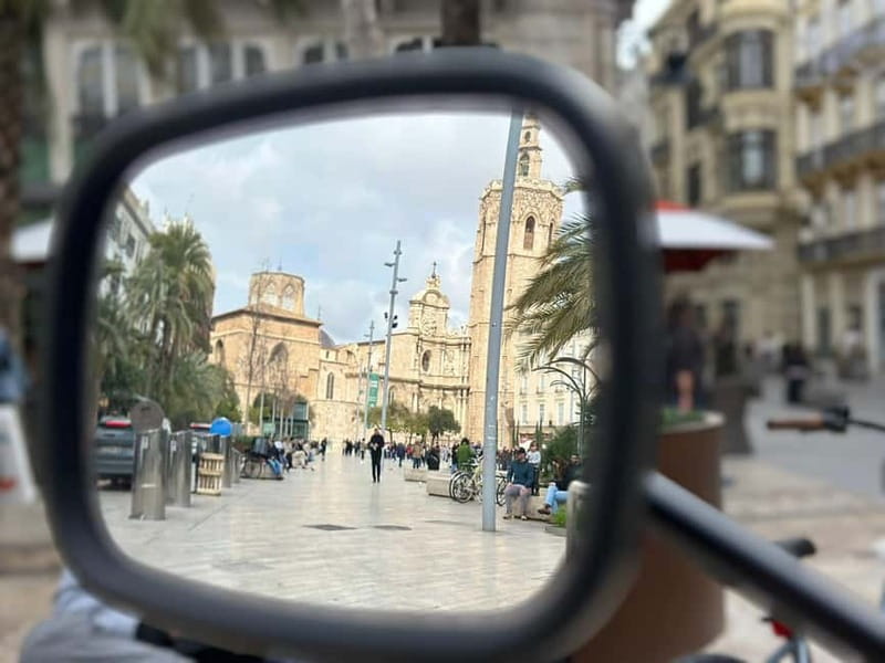 Valencia: Visit the Historic Center of Valencia by Tuk Tuk - Meeting at North Railway Station